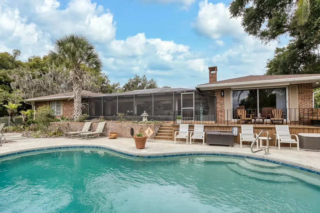 900 N Citrus Avenue Howey In The Hills FL 34737