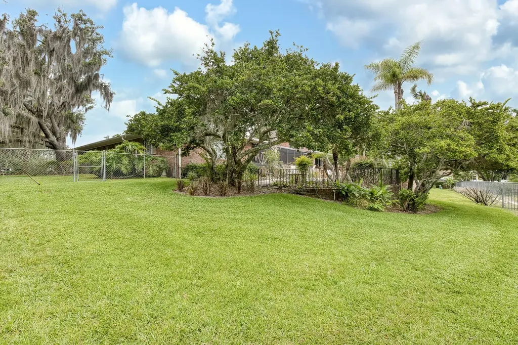 900 N Citrus Avenue Howey In The Hills FL 34737