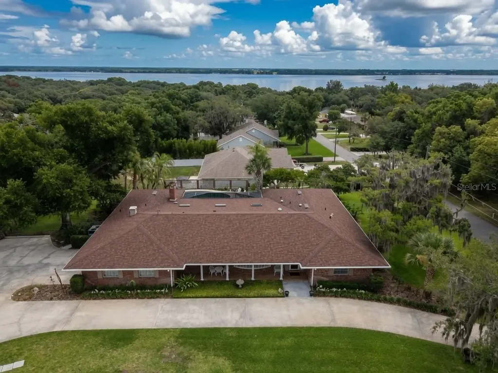 900 N Citrus Avenue Howey In The Hills FL 34737