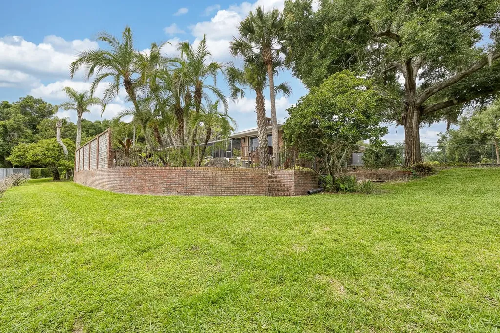 900 N Citrus Avenue Howey In The Hills FL 34737