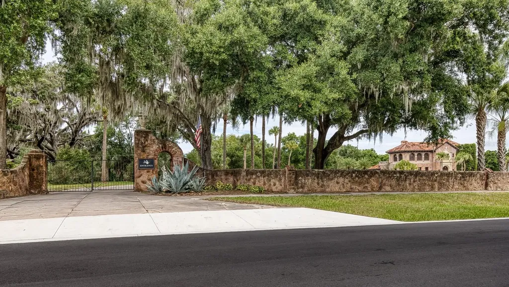 900 N Citrus Avenue Howey In The Hills FL 34737