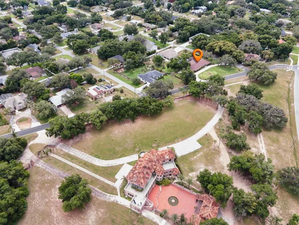 900 N Citrus Avenue Howey In The Hills FL 34737