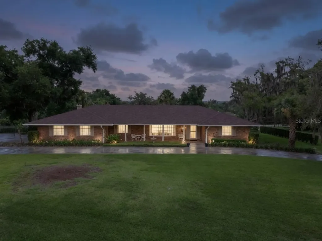 900 N Citrus Avenue Howey In The Hills FL 34737