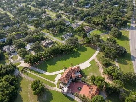 900 N Citrus Avenue Howey In The Hills FL 34737
