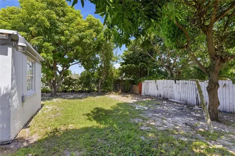 998 W 68th Street Hialeah FL 33014