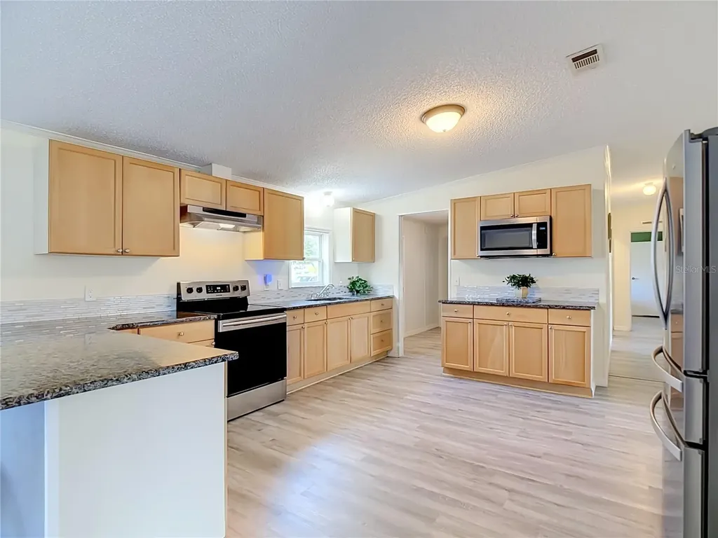 202 Waverly Loop Lake Wales FL 33859
