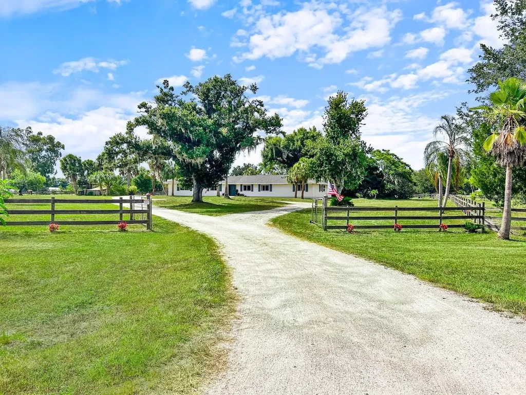 5240 Myakka Valley Trail Sarasota FL 34241