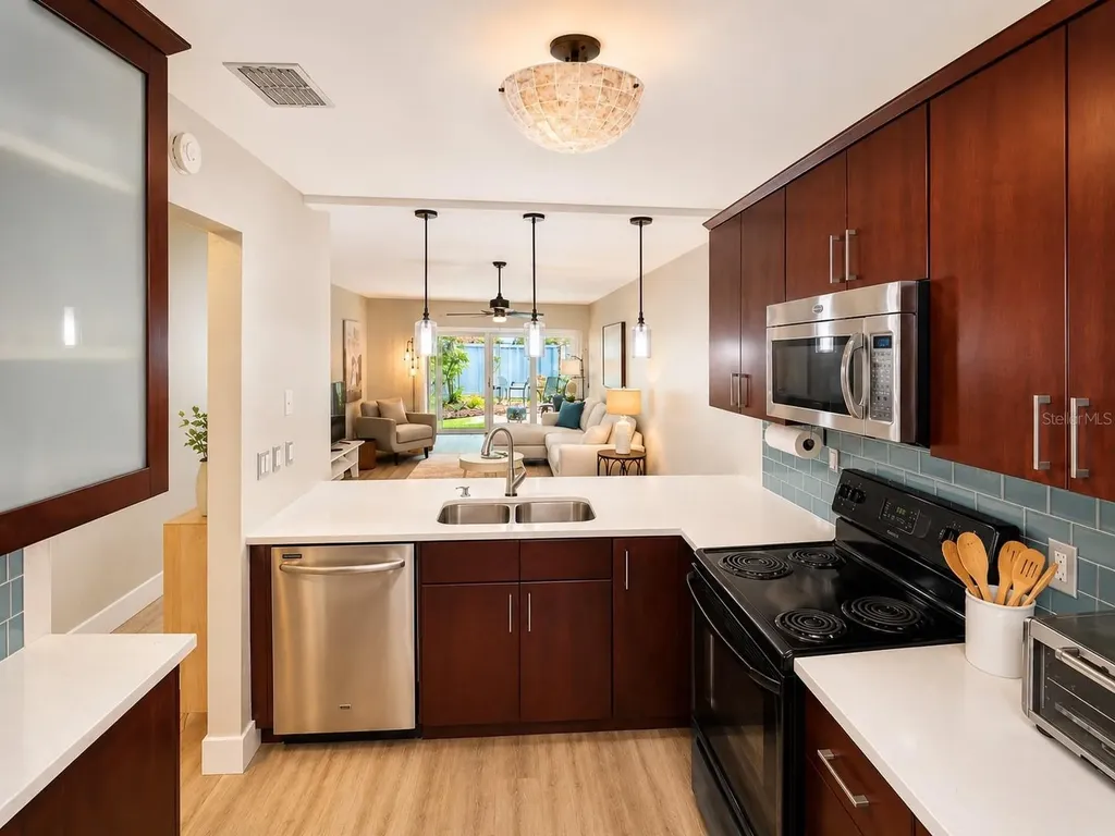 337 Plymouth Street Safety Harbor FL 34695