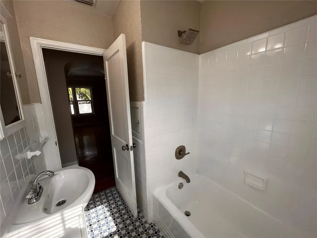 1136 19th Avenue N St Petersburg FL 33704