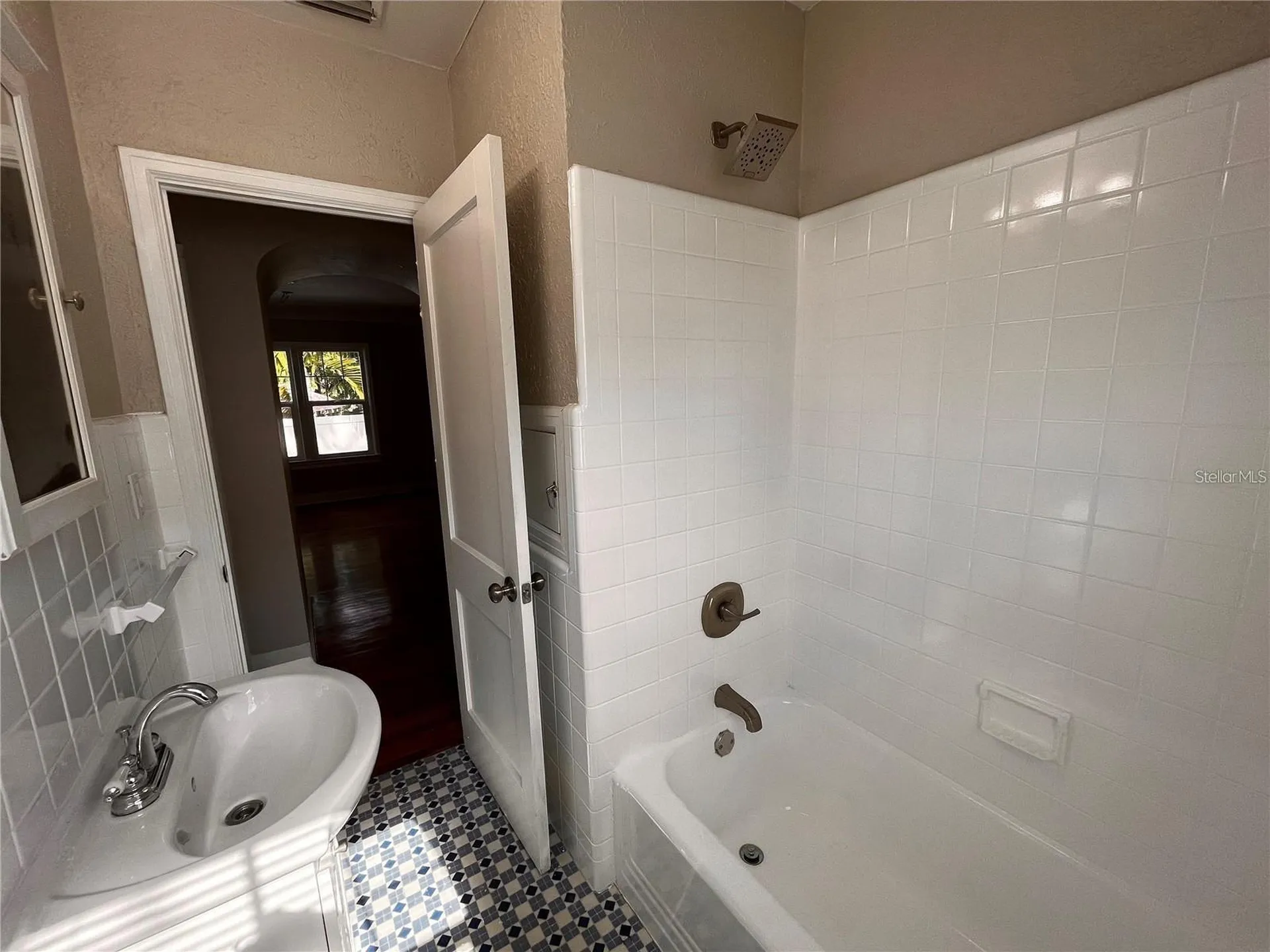 1136 19th Avenue N St Petersburg FL 33704