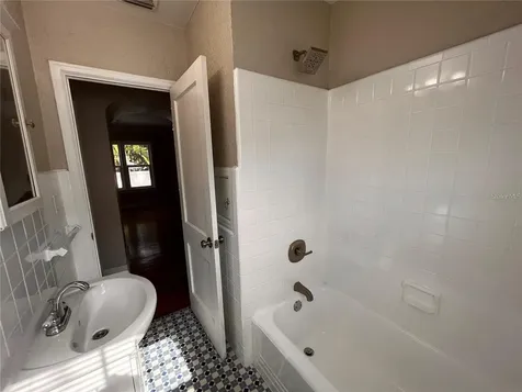 1136 19th Avenue N St Petersburg FL 33704