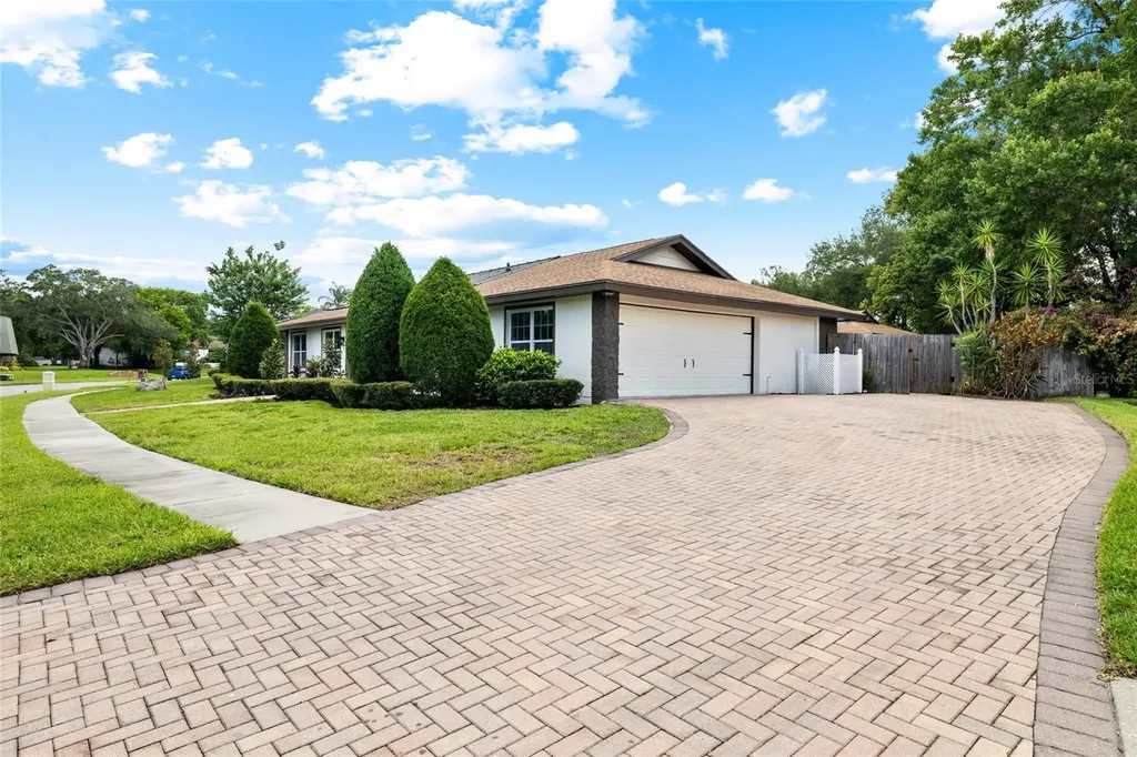 13325 Golf Crest Circle Tampa FL 33618
