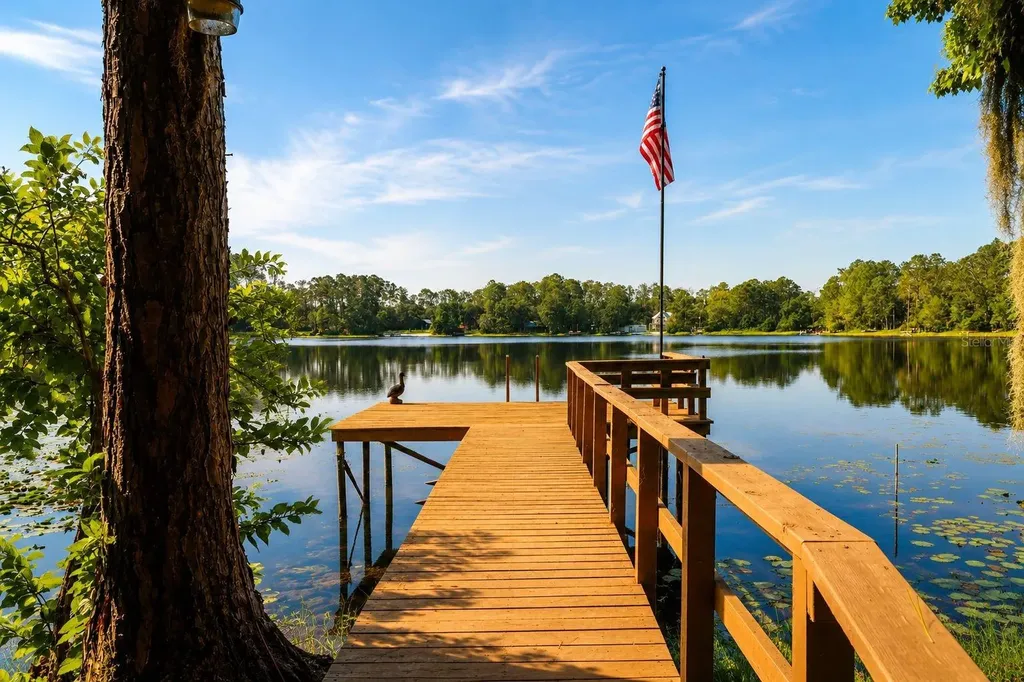 303 Riley Lake Drive Hawthorne FL 32640