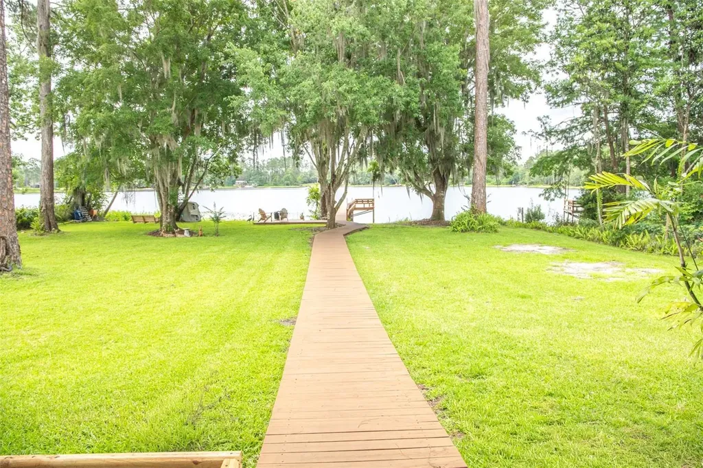 303 Riley Lake Drive Hawthorne FL 32640