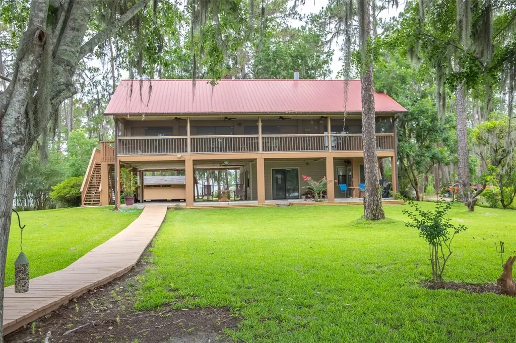 303 Riley Lake Drive Hawthorne FL 32640