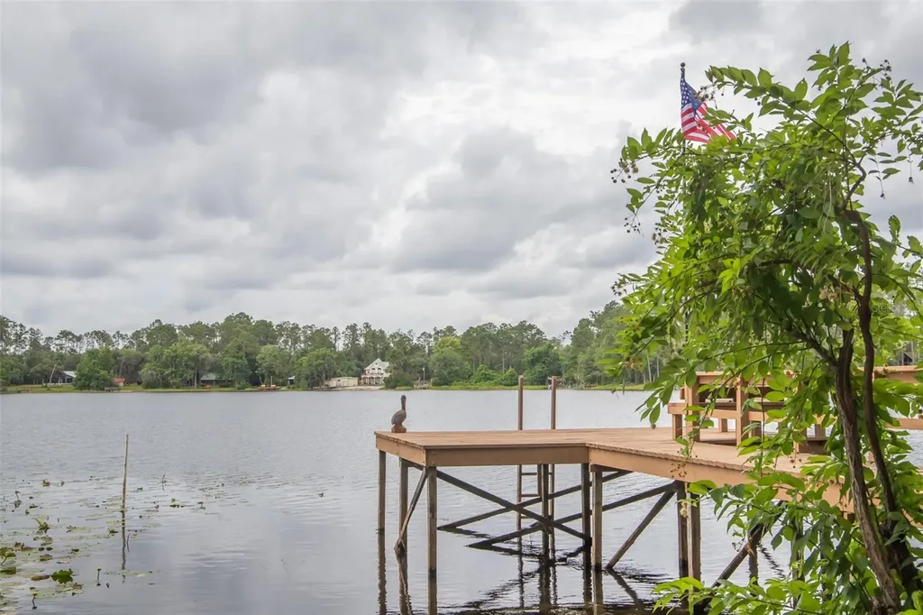 303 Riley Lake Drive Hawthorne FL 32640