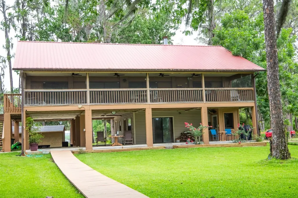 303 Riley Lake Drive Hawthorne FL 32640