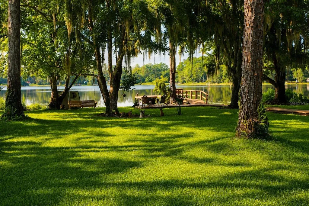 303 Riley Lake Drive Hawthorne FL 32640