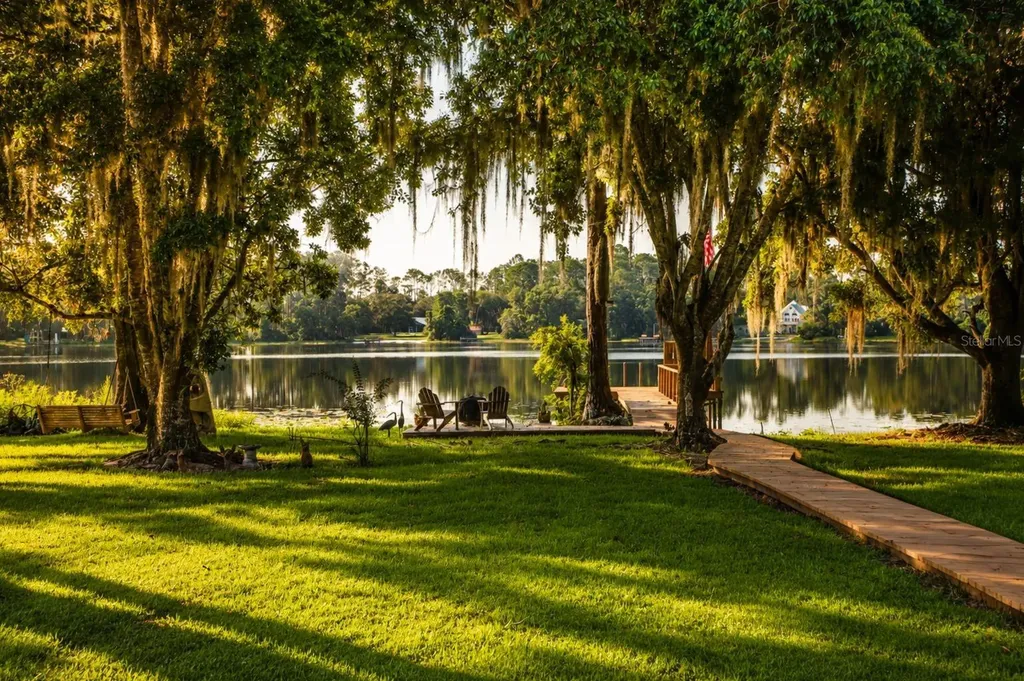303 Riley Lake Drive Hawthorne FL 32640