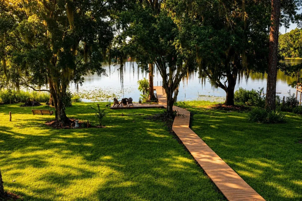 303 Riley Lake Drive Hawthorne FL 32640
