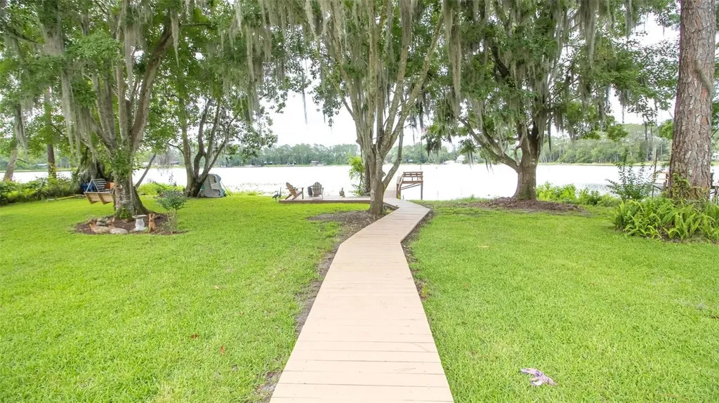 303 Riley Lake Drive Hawthorne FL 32640