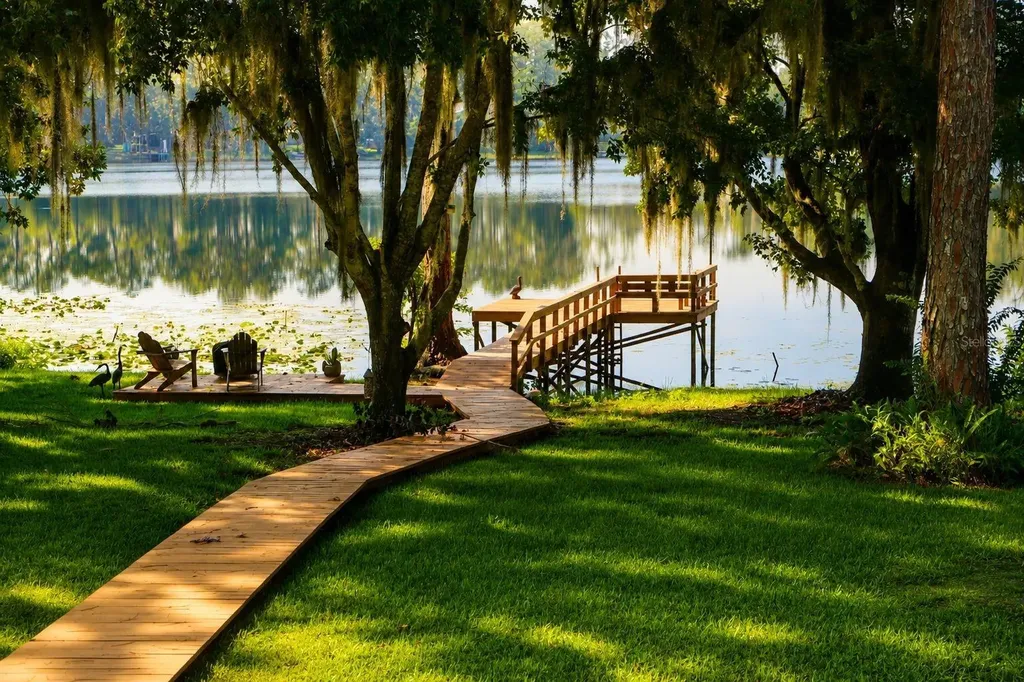303 Riley Lake Drive Hawthorne FL 32640