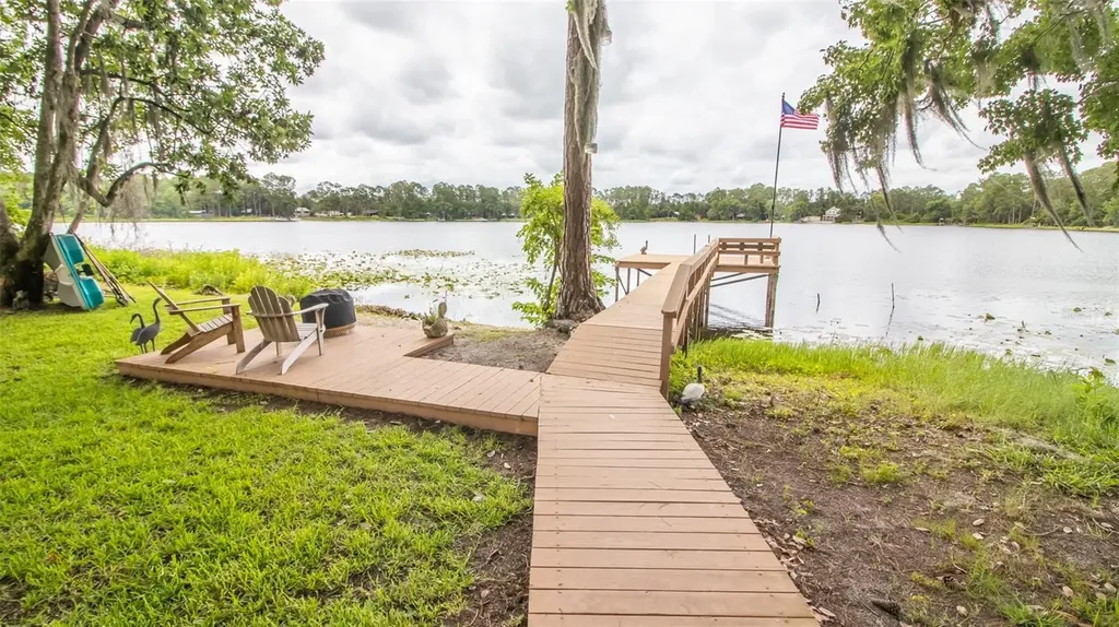 303 Riley Lake Drive Hawthorne FL 32640