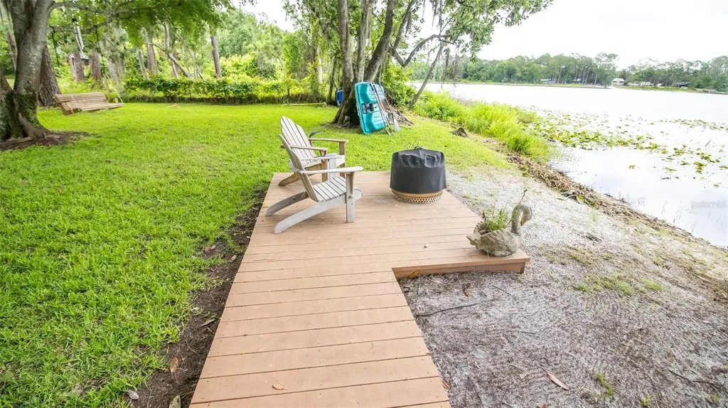 303 Riley Lake Drive Hawthorne FL 32640