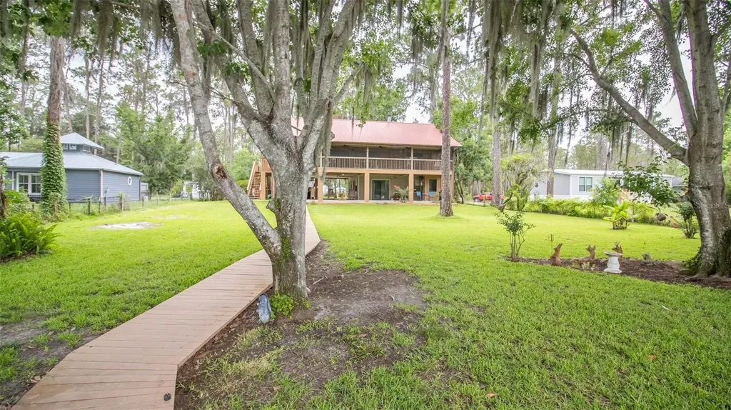 303 Riley Lake Drive Hawthorne FL 32640