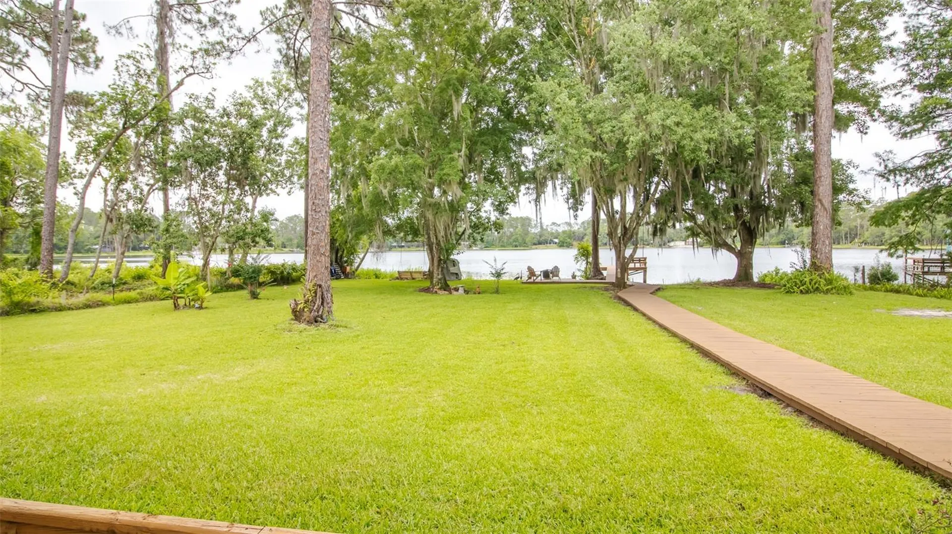303 Riley Lake Drive Hawthorne FL 32640