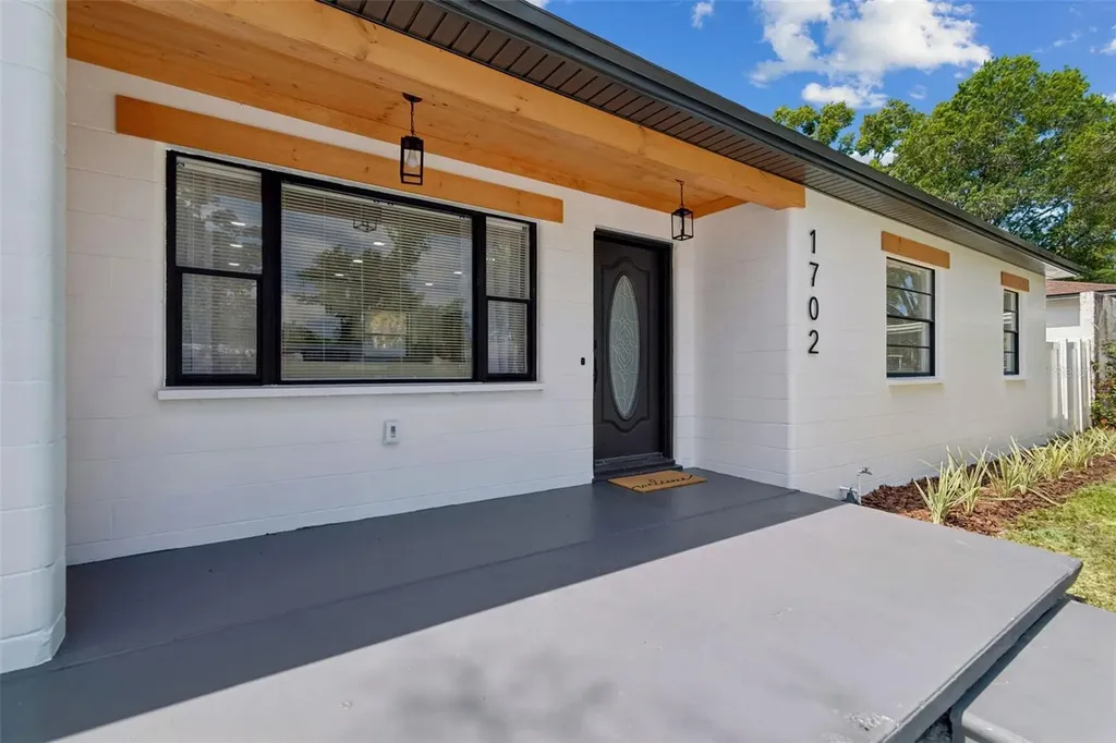 1702 W Johnston Avenue Tampa FL 33603