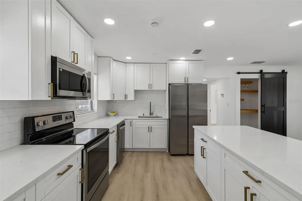 1702 W Johnston Avenue Tampa FL 33603