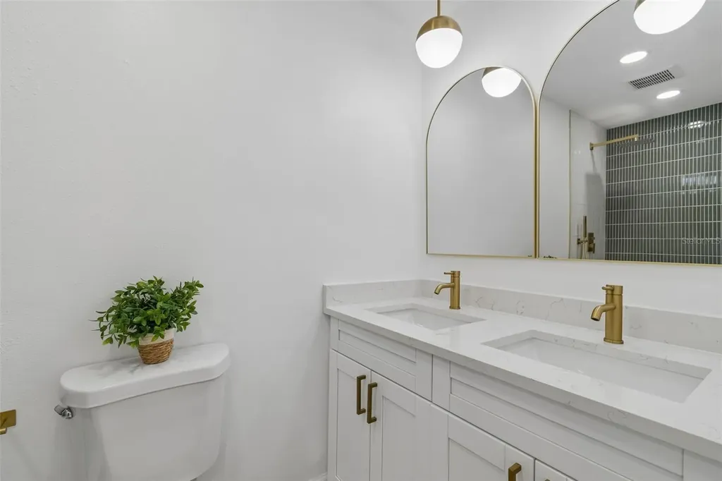 1702 W Johnston Avenue Tampa FL 33603