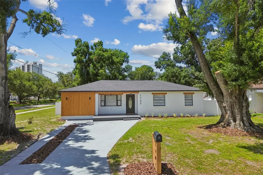 1702 W Johnston Avenue Tampa FL 33603