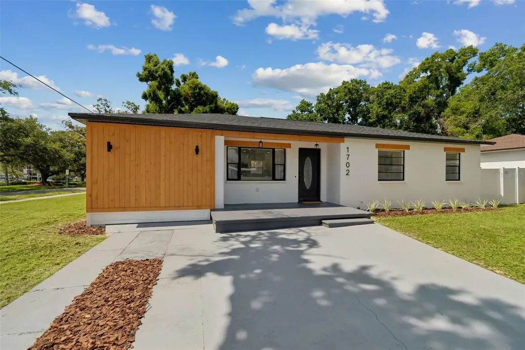 1702 W Johnston Avenue Tampa FL 33603