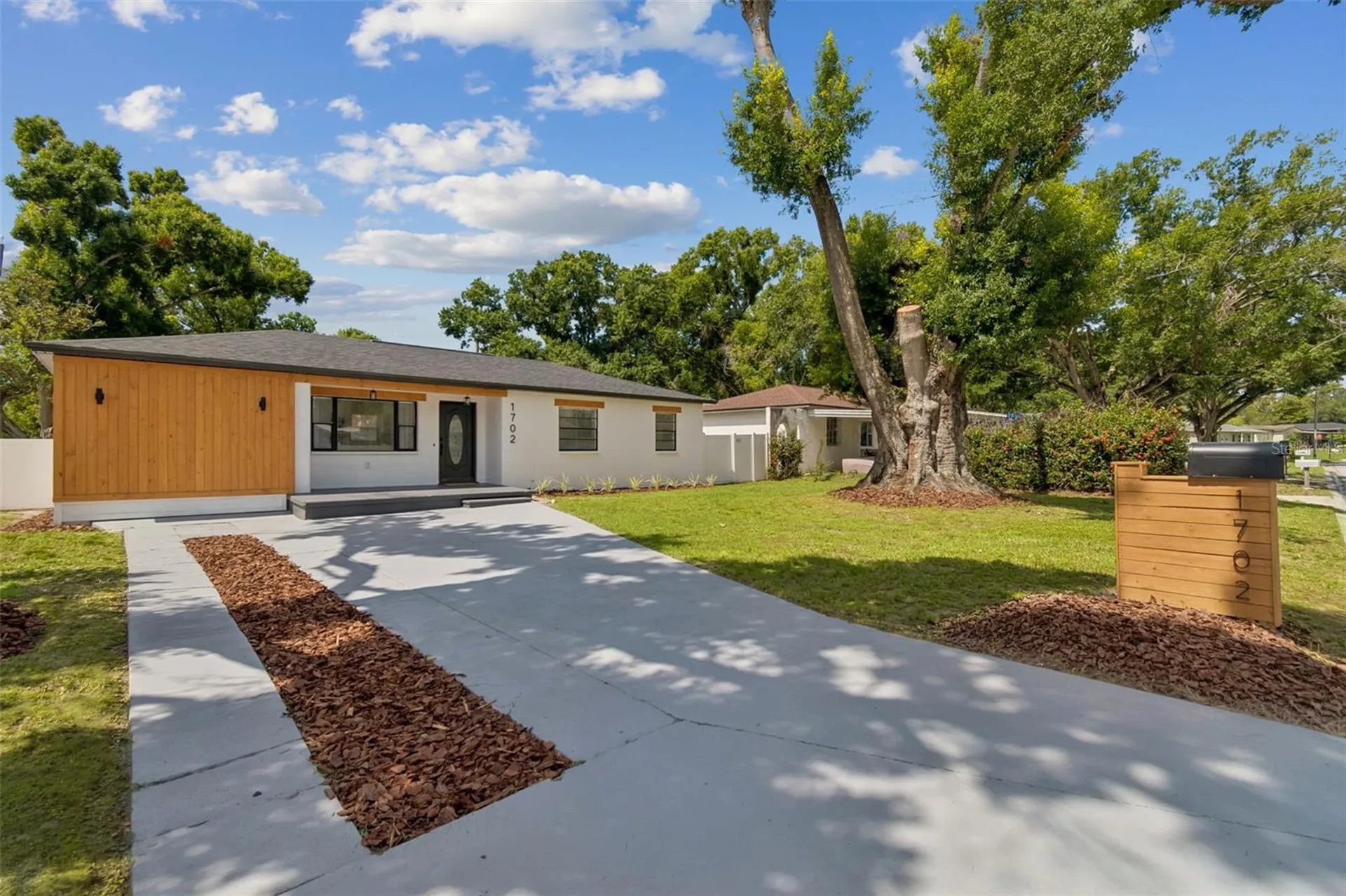 1702 W Johnston Avenue Tampa FL 33603