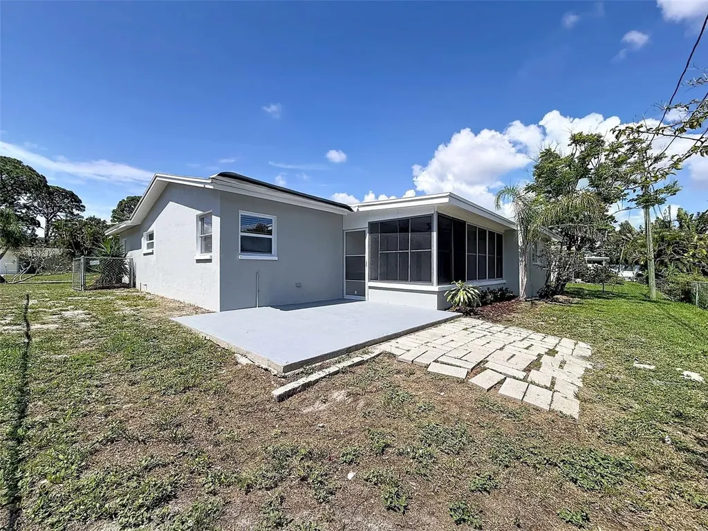 307 87th Avenue NE St Petersburg FL 33702