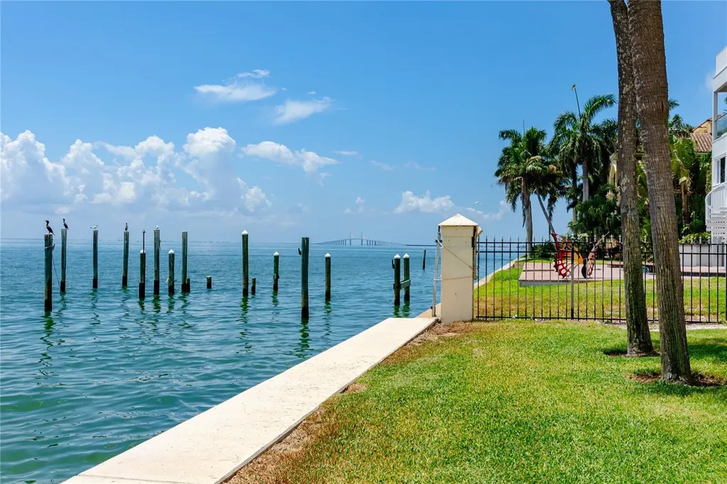 7530 Sunshine Skyway Lane S St Petersburg FL 33711