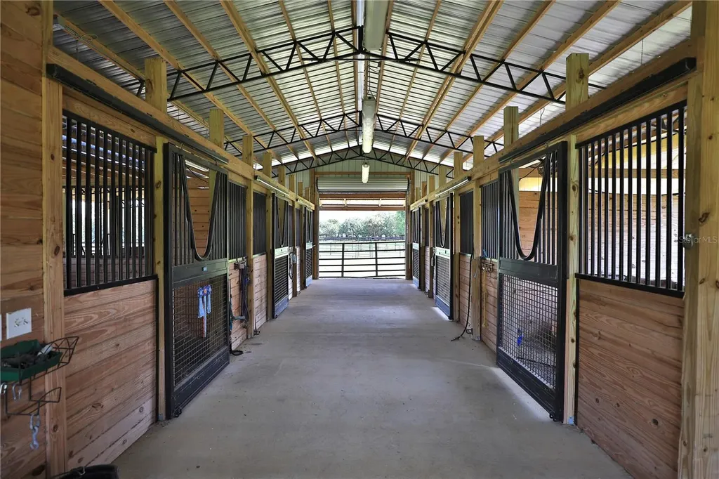 16421 W Highway 326 Morriston FL 32668