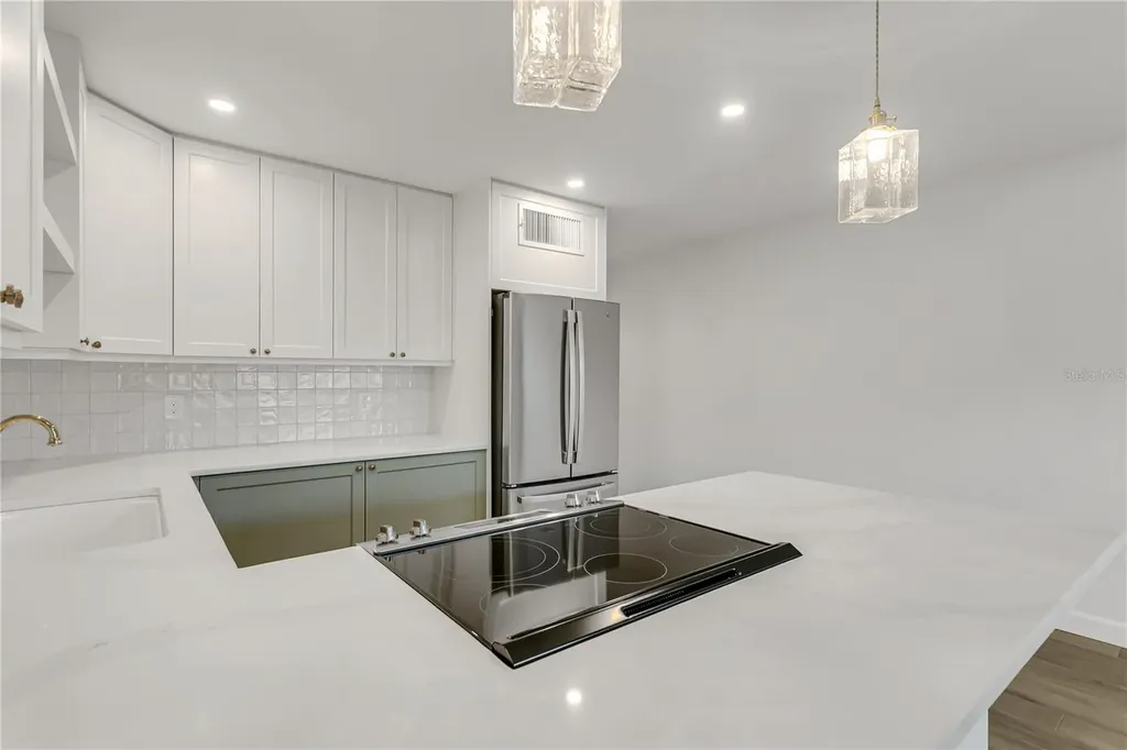 216 36th Avenue N St Petersburg FL 33704