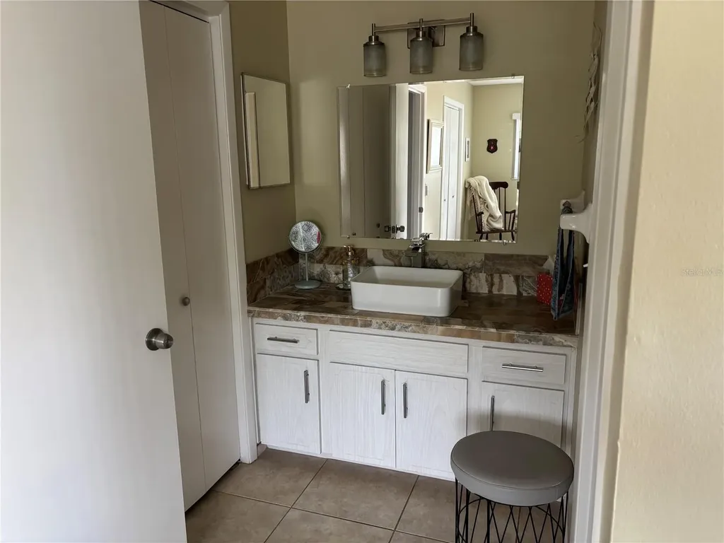 668 Park Circle Bradenton FL 34207