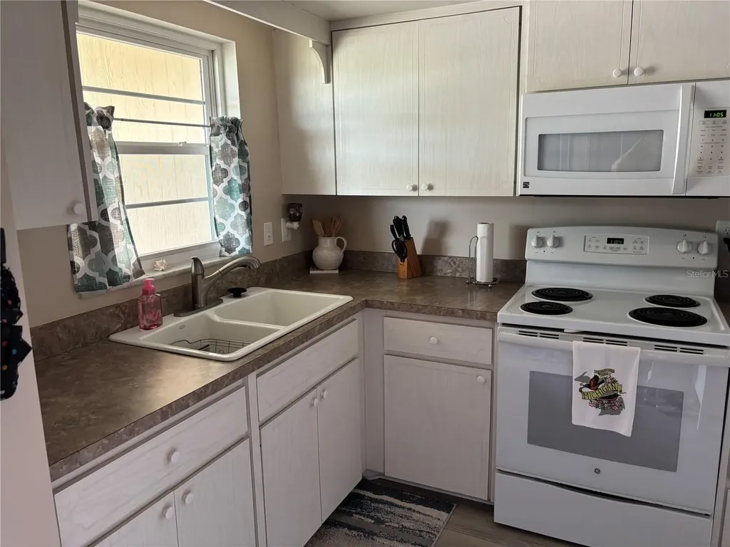 668 Park Circle Bradenton FL 34207
