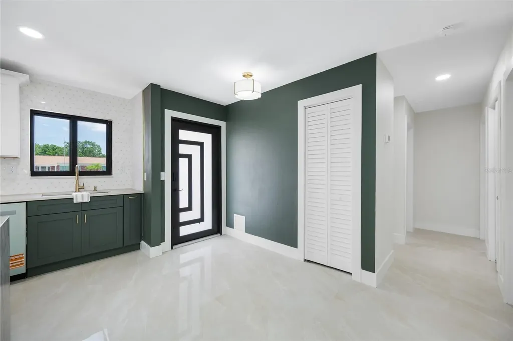 4707 W Paul Avenue Tampa FL 33611
