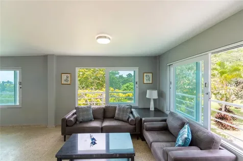 9957 Elias Santiago Canovanas PR 00729