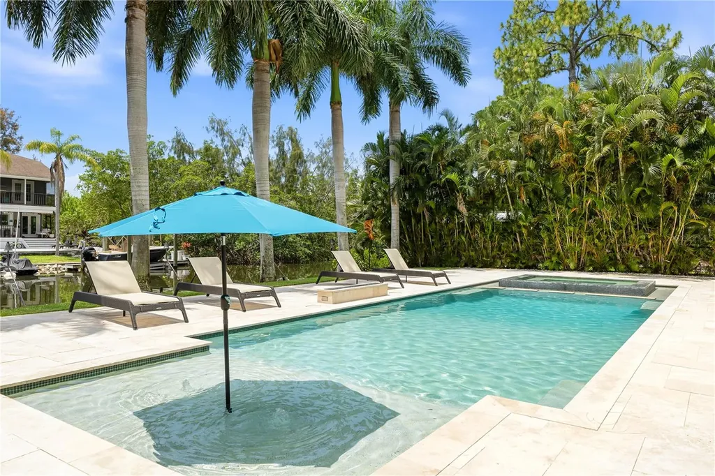 662 Apalachee Circle NE St Petersburg FL 33702