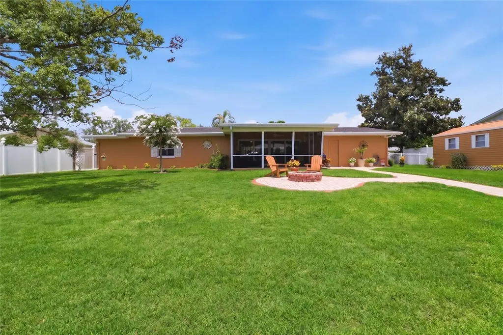 1302 SE Paradise Avenue Crystal River FL 34429