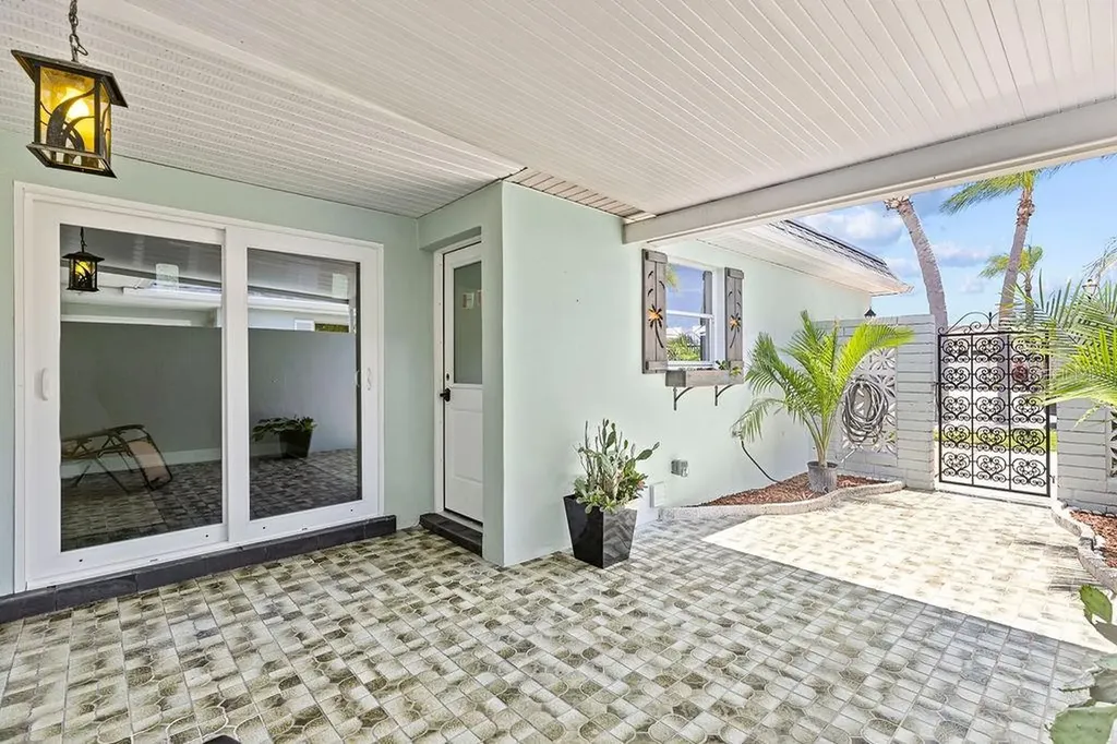 215 Boca Ciega Point Boulevard N St Petersburg FL 33708