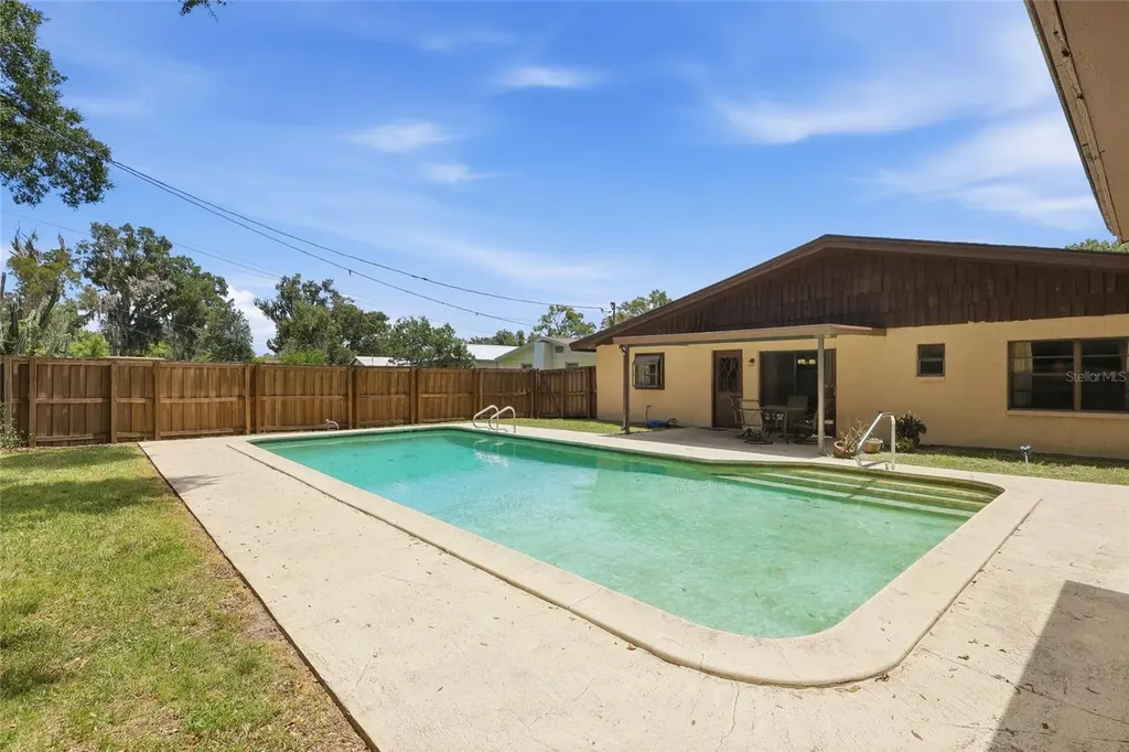 4923 17th Street Zephyrhills FL 33542