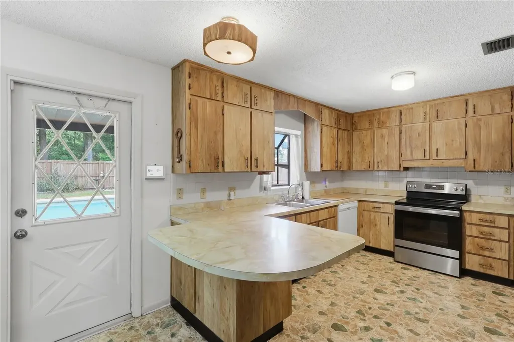 4923 17th Street Zephyrhills FL 33542