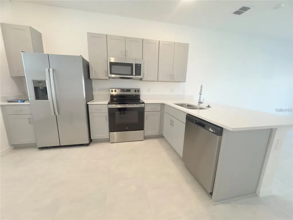 2852 Skyline Loop Kissimmee FL 34758